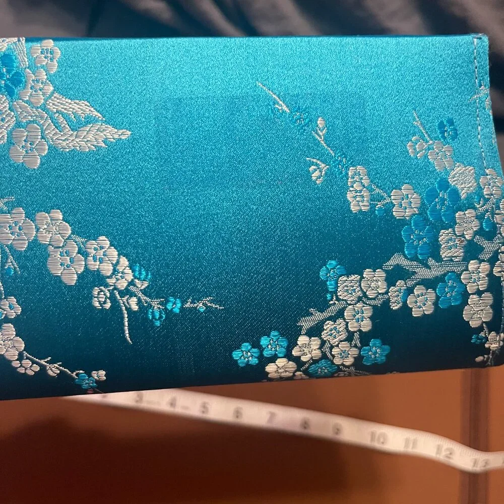 Elegant Floral Clutch - Perfect for Any Occasion! Never Used - Picture 4 of 8